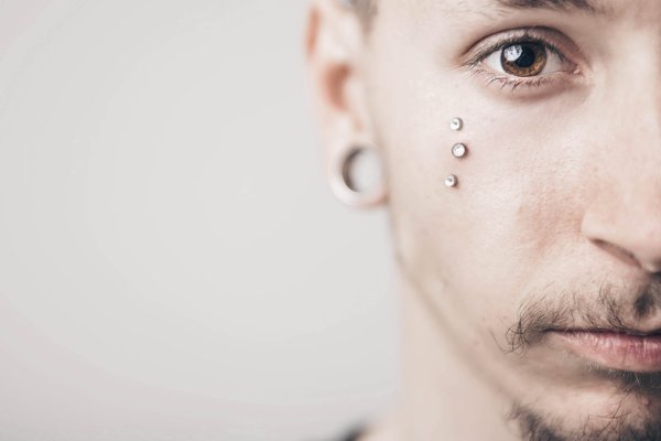 1692046284_glamours-name-p-pirsing-beloe-zoloto-oboi-37