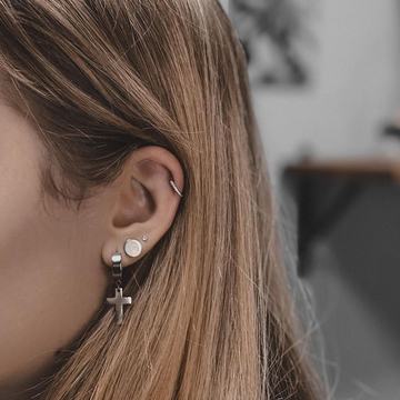 Ear piercing with multiple jewellery pieces