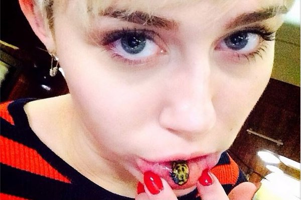 miley-cyrus-gets-sad-kitty-tattoo