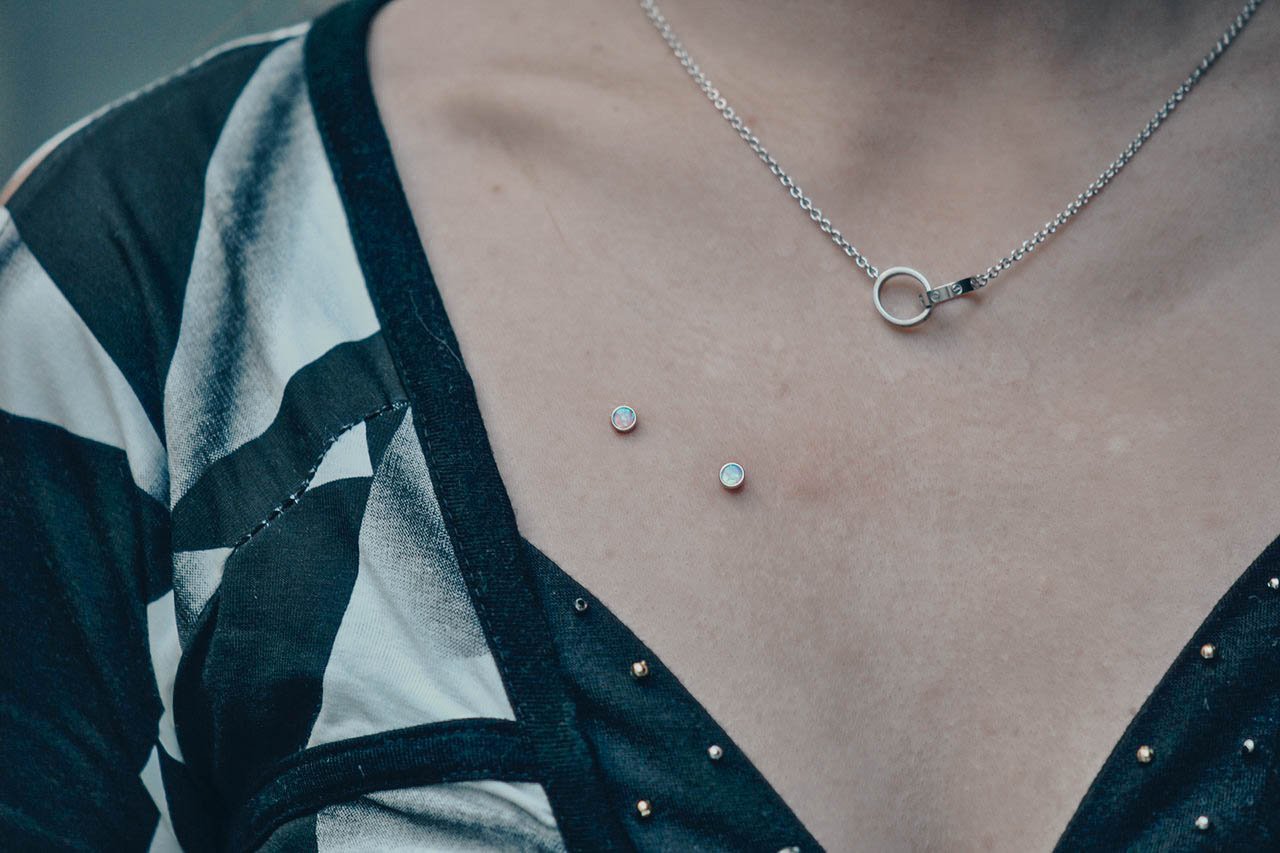 ploskostnoj-pirsing-na-grudi-s-opalami