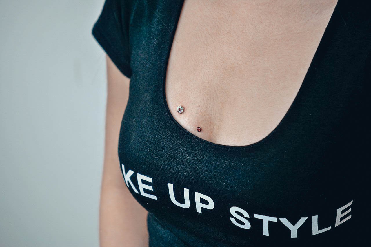 ploskostnoj-pirsing-grud