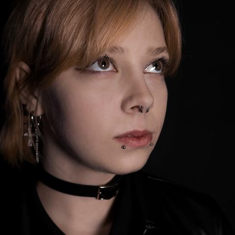 Septum and lower lip piercings with a striking symmetrical effect. The combination adds character to the face, with careful placement, sterile conditions and jewellery selected for a neat final result.