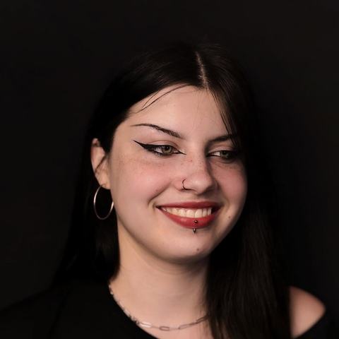 Nostril and labret piercing with a soft, expressive finish that highlights the smile naturally. The jewellery adds delicate facial accents, with accurate placement, sterile technique and aftercare guidance for comfortable healing.
