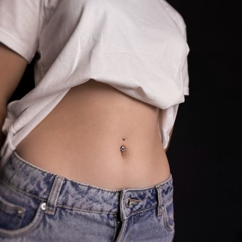 Navel piercing with a delicate jewellery choice that gives the waistline a clean, elegant accent. The placement is neat and centred, with sterile technique and aftercare guidance for comfortable healing.