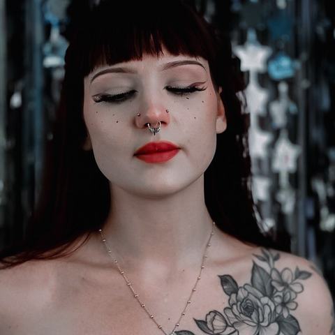 Septum piercing with a delicate jewellery choice that adds a clean, expressive accent to the face. Precise placement, sterile conditions and a result designed for comfortable healing.