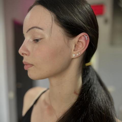 Curated ear piercing with delicate lobe and helix jewellery, creating a soft and polished look. Each placement was chosen to follow the natural shape of the ear, with sterile technique and a neat final result.
