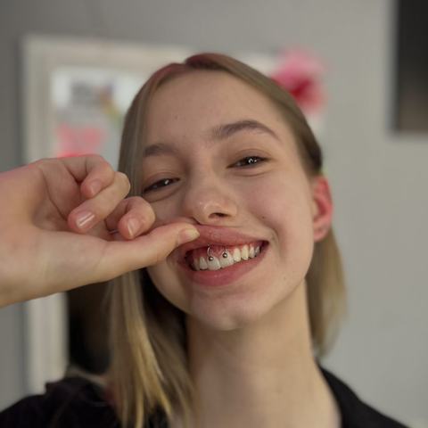 Smiley piercing with a discreet jewellery choice that becomes visible when the client smiles. Precise placement, sterile conditions and clear aftercare guidance for comfortable healing.