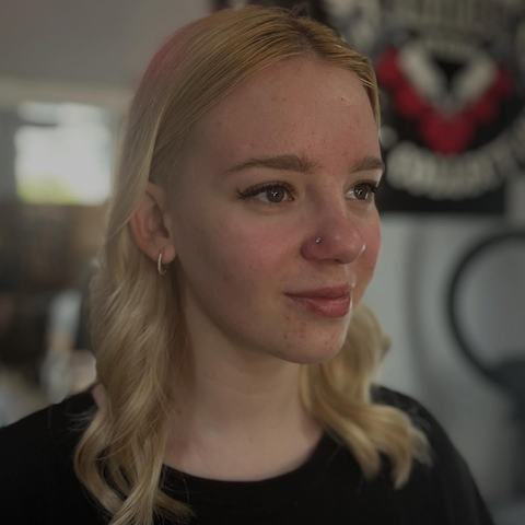 Nostril piercing with a small, elegant jewellery piece that adds a soft highlight to the face. The placement looks natural and refined, with sterile technique and clear aftercare guidance provided.