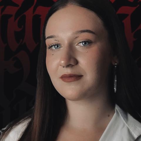 Septum piercing with a subtle eyebrow accent, creating a balanced and modern facial piercing style. Precise placement and delicate jewellery keep the result clean, elegant and easy to wear.