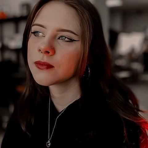 Nostril and septum piercing combination with a refined, expressive look. The jewellery adds a clean facial accent, with careful placement, sterile technique and aftercare guidance for comfortable healing.