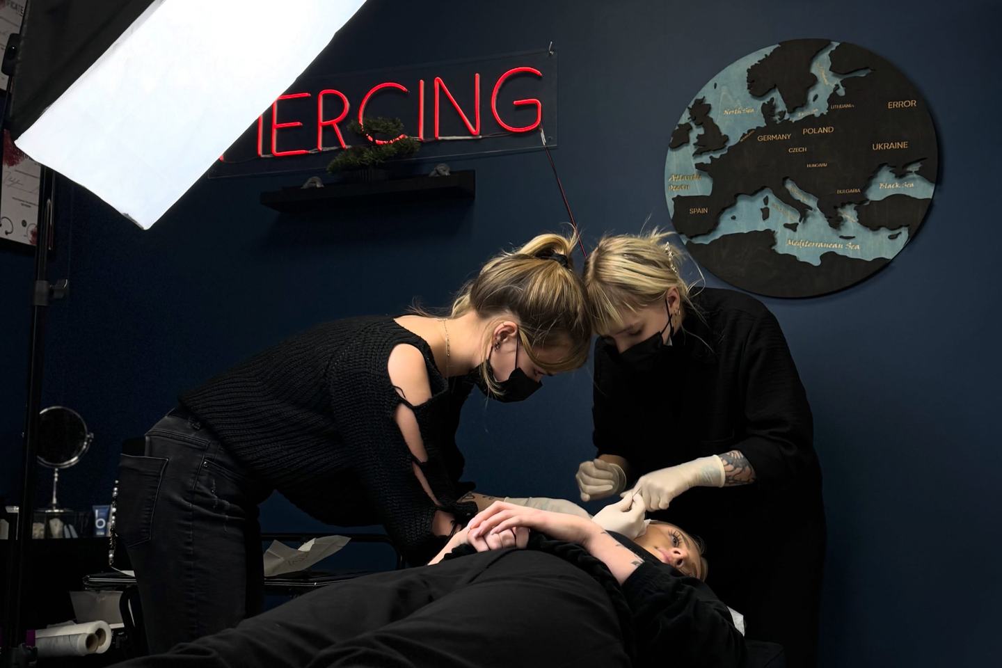 Practical piercing training with model