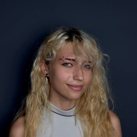 Multiple eyebrow piercings with a bold, expressive placement that frames the eye area naturally. The jewellery adds a sharp alternative accent, with careful positioning, sterile technique and a clean final result.