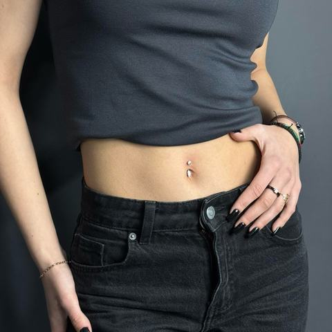 Navel piercing with a clean, elegant jewellery choice that adds a subtle highlight to the waistline. Precise placement, sterile conditions and aftercare guidance for comfortable healing.