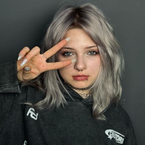 Septum and labret piercing combination with a soft but confident finish. The jewellery adds subtle facial accents, with precise placement, sterile conditions and a polished final result.