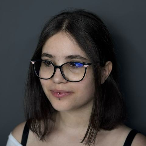 Labret piercing with a delicate central placement that gives the lower lip a soft, minimal accent. The jewellery was installed carefully, with sterile technique and a focus on balanced healing.