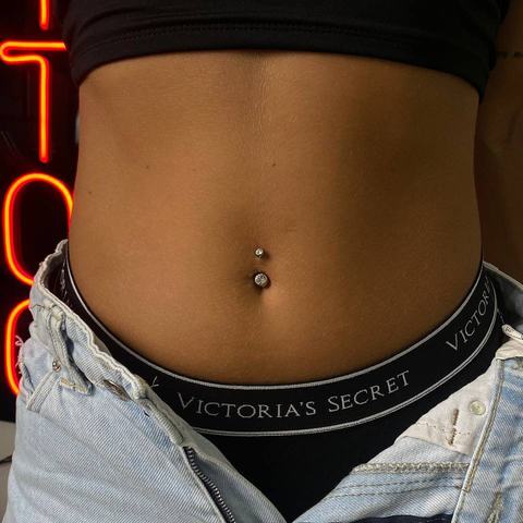 Navel piercing with a polished jewellery piece that adds a clean highlight to the waistline. Precise placement, sterile technique and aftercare guidance helped create a neat, balanced result.