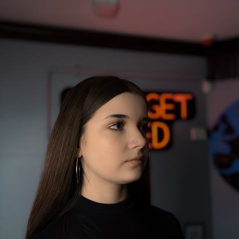 Nostril piercing with a subtle stud that adds a refined highlight to the face. The jewellery was placed neatly for an elegant everyday result, with clear aftercare advice provided.